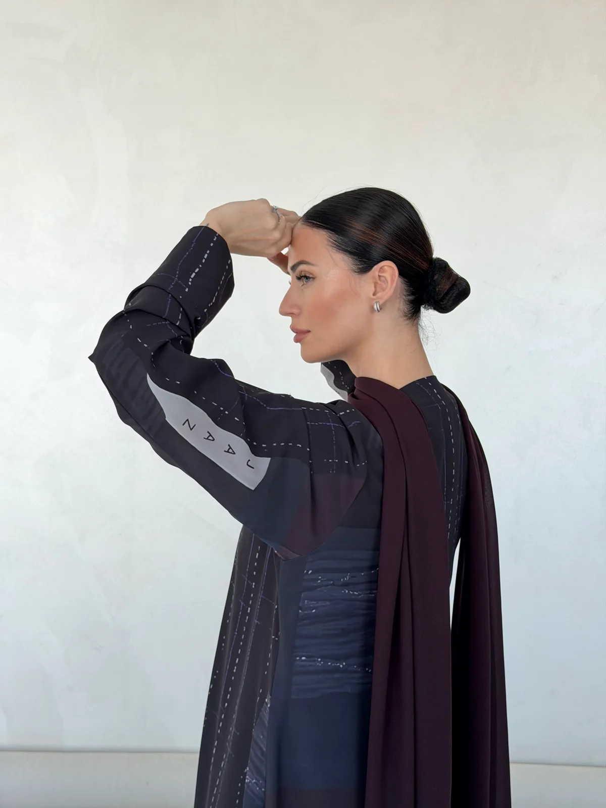 Dark Abaya with Contrasting Abstract Pattern in Ehsas crepe with a JAAZLINE-exclusive print - fabric and design detail | JAAZLINE JZA26-18